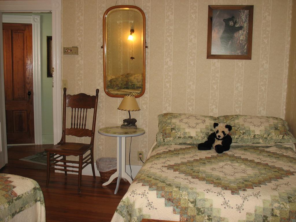 Hugging Bear Inn Bellows Falls Exteriér fotografie