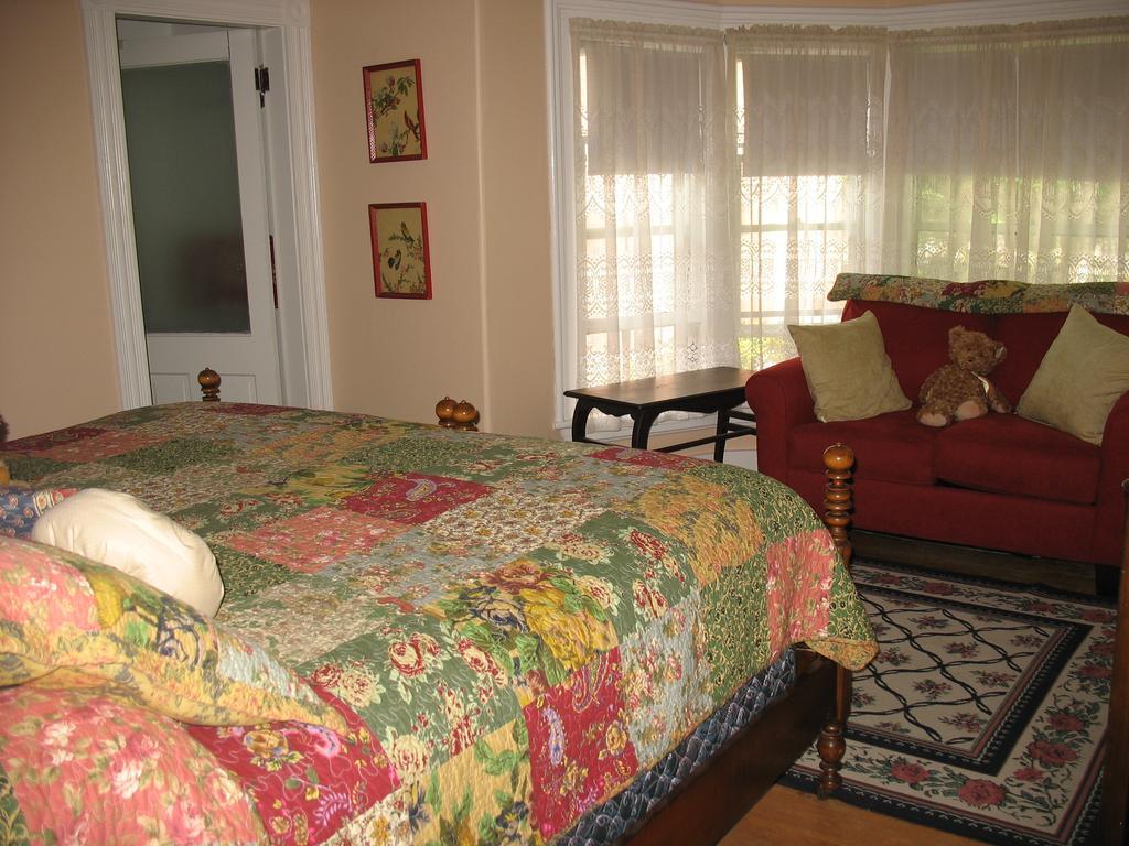 Hugging Bear Inn Bellows Falls Exteriér fotografie