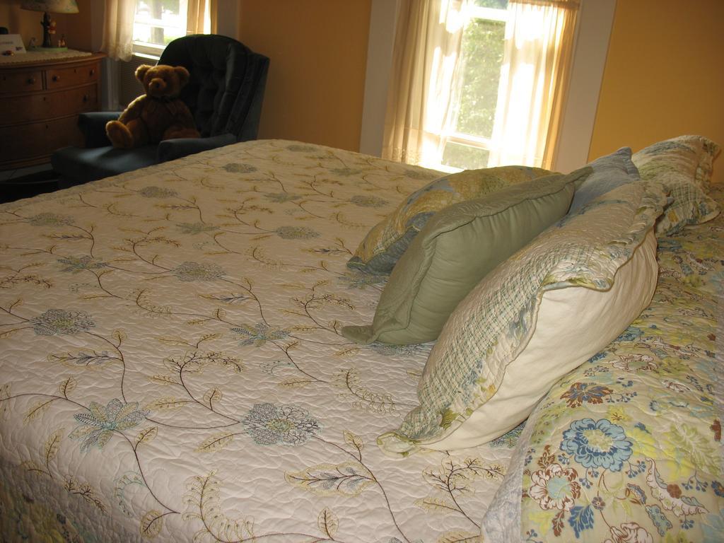 Hugging Bear Inn Bellows Falls Exteriér fotografie