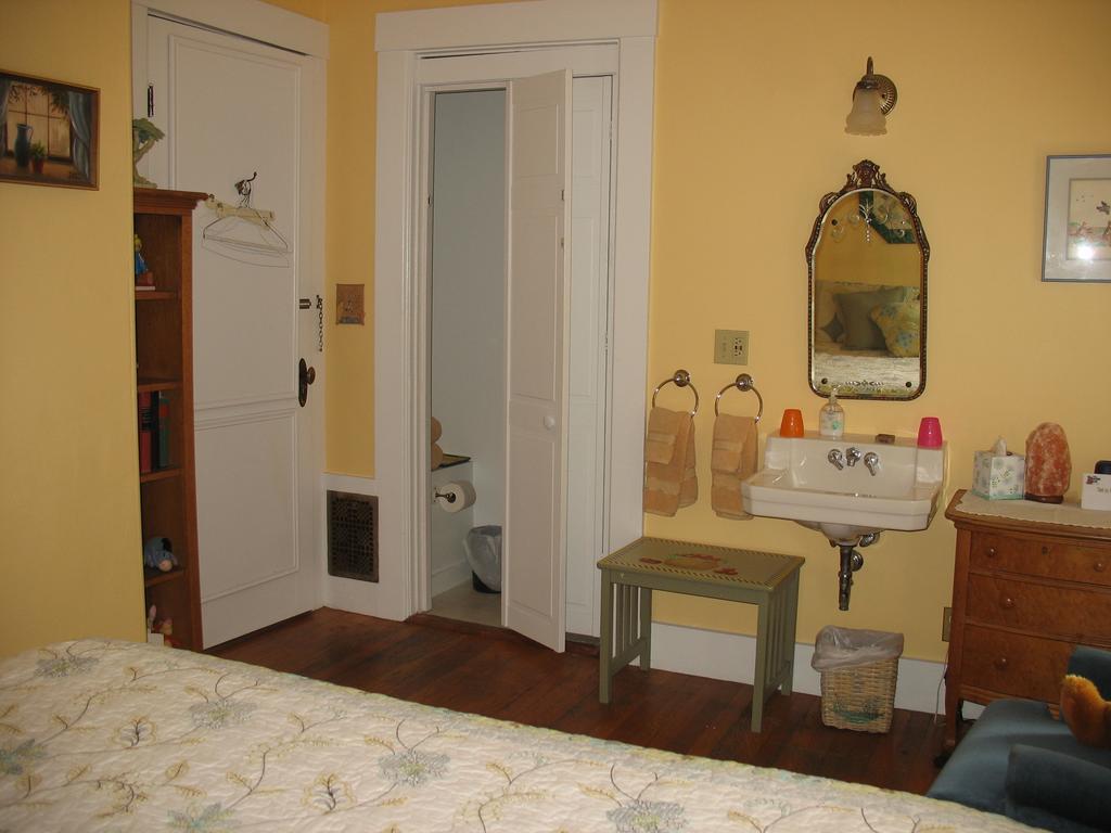 Hugging Bear Inn Bellows Falls Exteriér fotografie