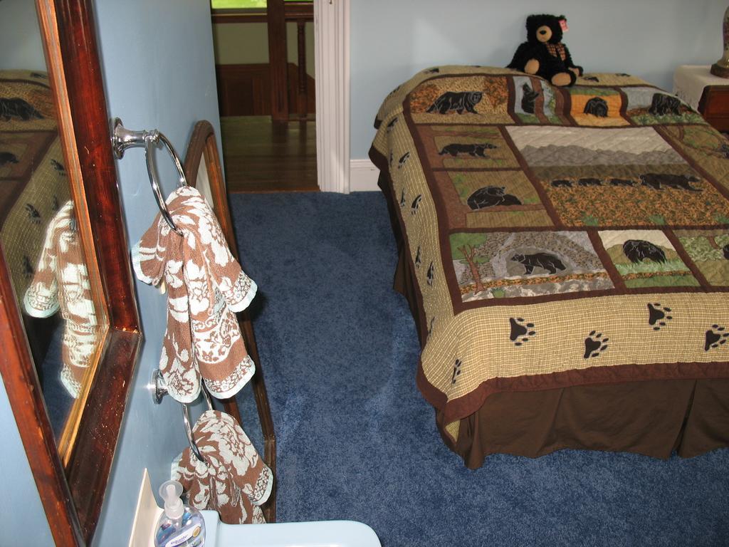 Hugging Bear Inn Bellows Falls Exteriér fotografie